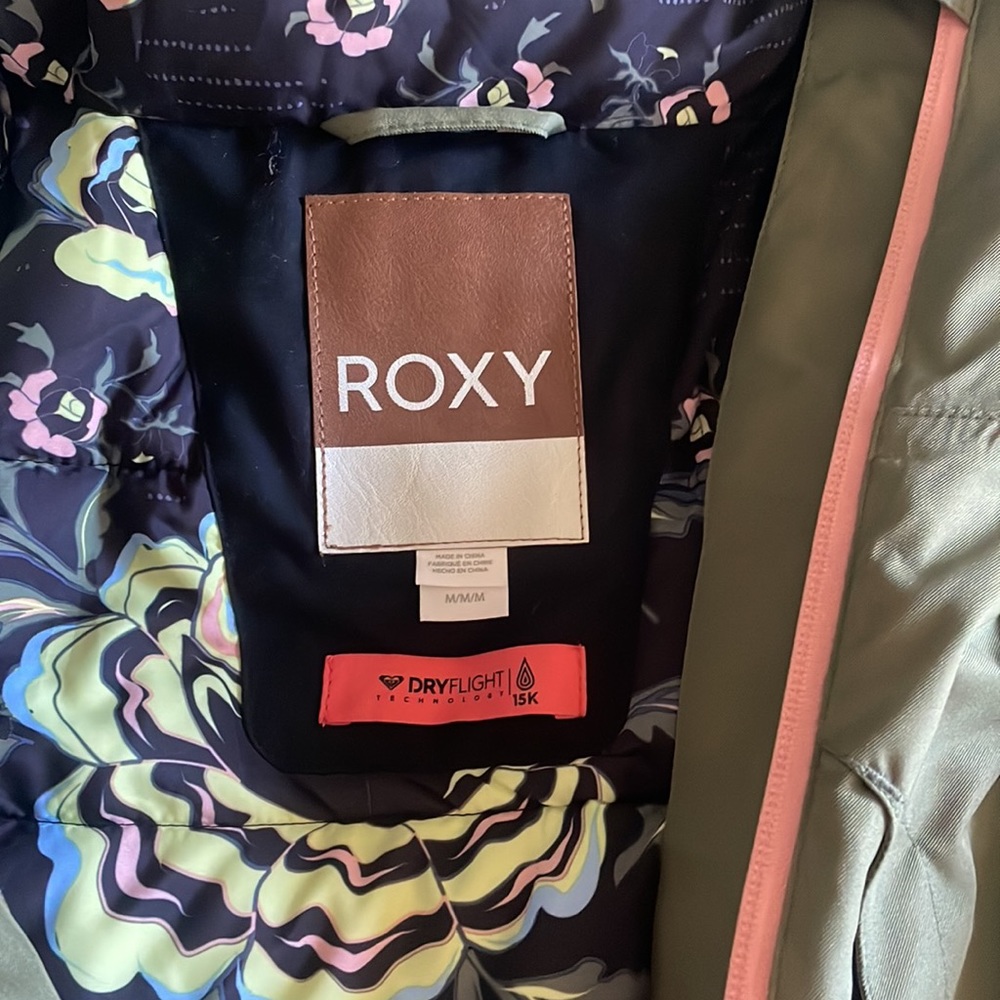Roxy women’s snow jacket - 15k dry flight waterproofing technology- medium size - Picture 3 of 7